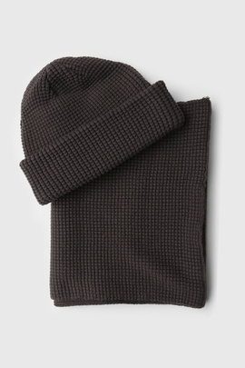 brązowa czapka i szal