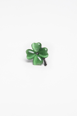 Stylowy pin do marynarki z motywem koniczyny 01004B08KKA