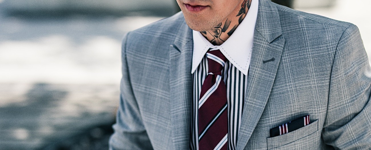 bordowy krawat do szarego garnituru
