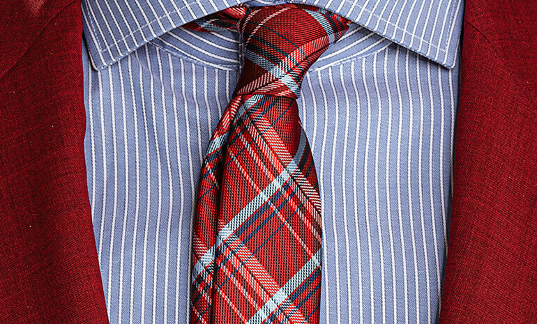 czerwony krawat dla seniora