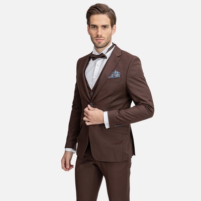 Brązowy garnitur w stylizacjach casualowych i formalnych