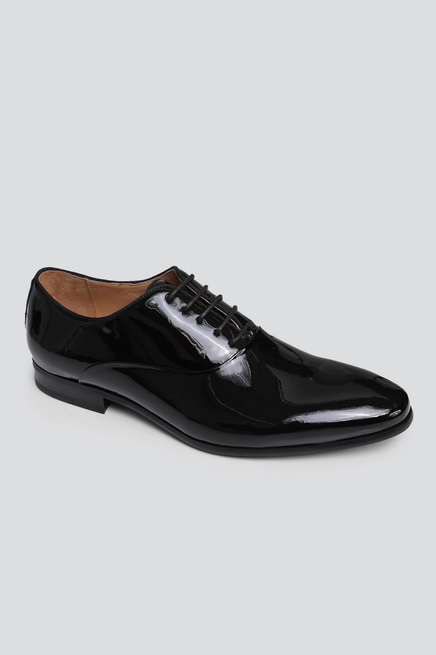 Czarne buty lakierowane 01034C90LNA