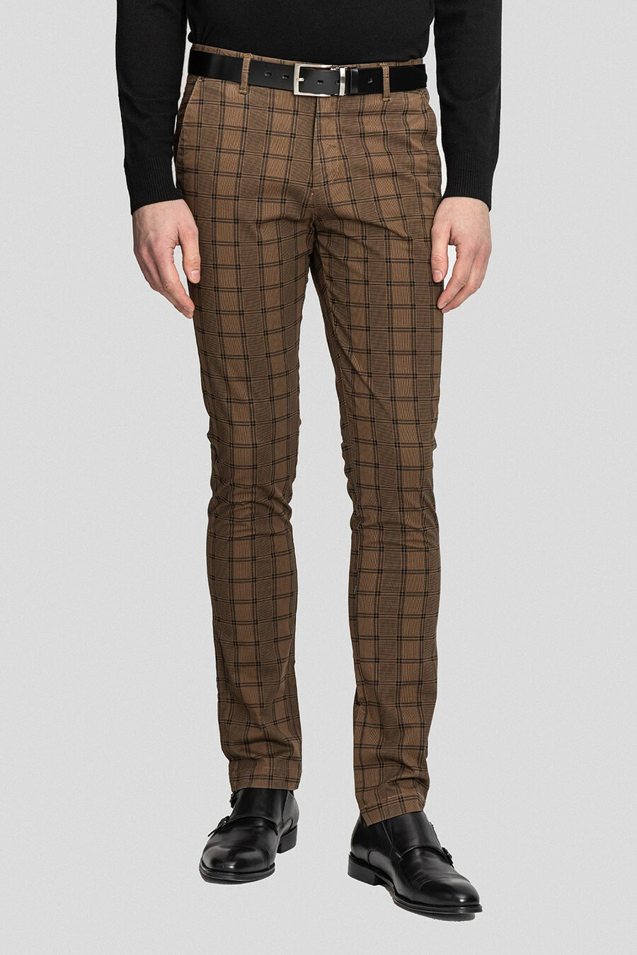 Brązowe spodnie w kratę 01025A80KSA