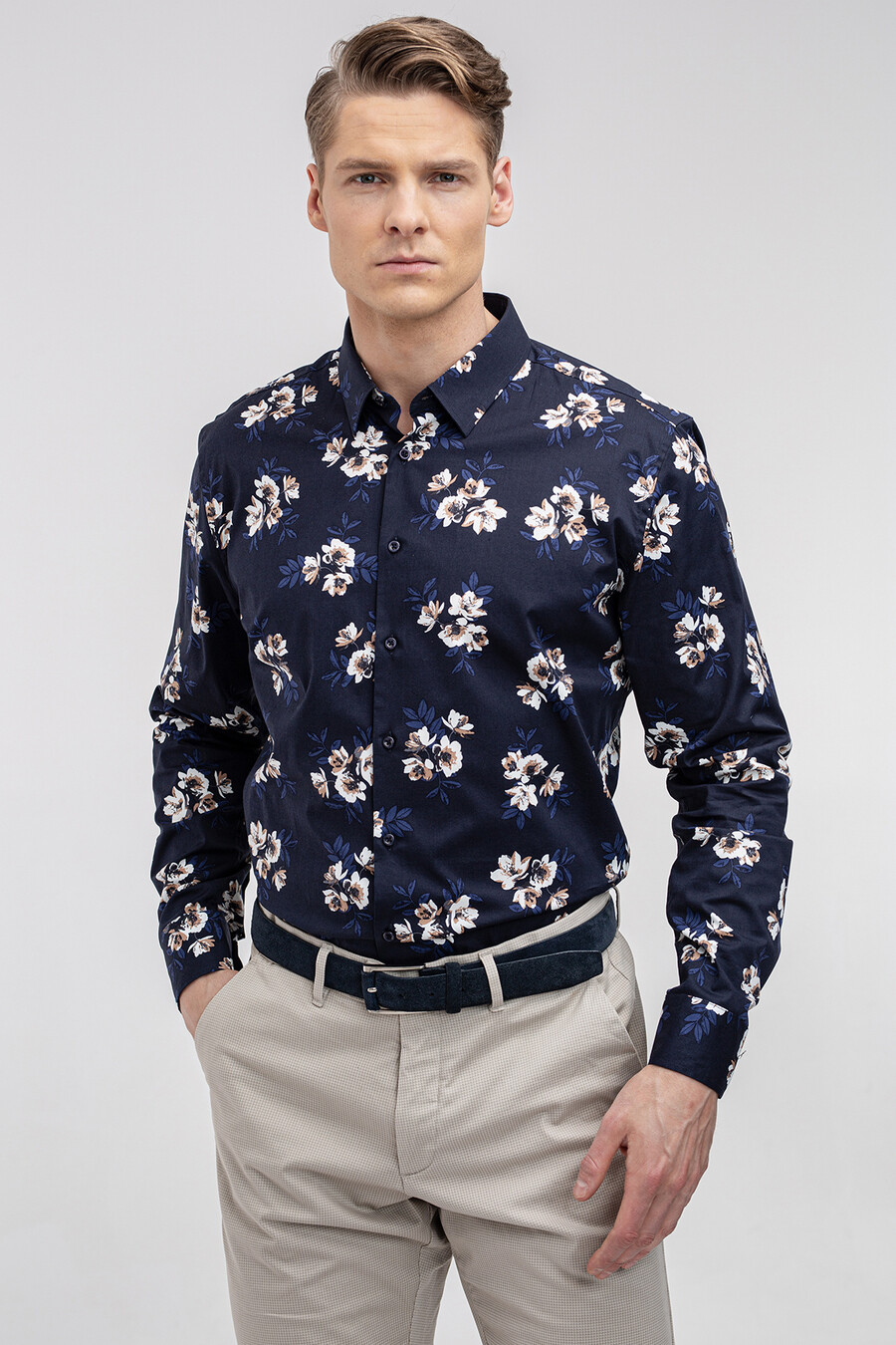 Granatowa koszula z bawełny z florystycznym motywem 01564B75FSA