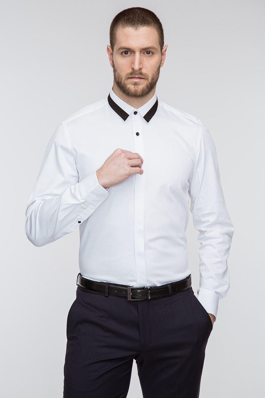 Biała koszula z czarną aplikacją na kołnierzu KDBS000133
