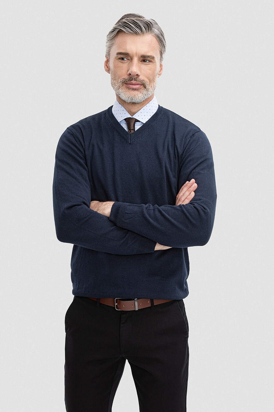 Granatowy sweter w serek