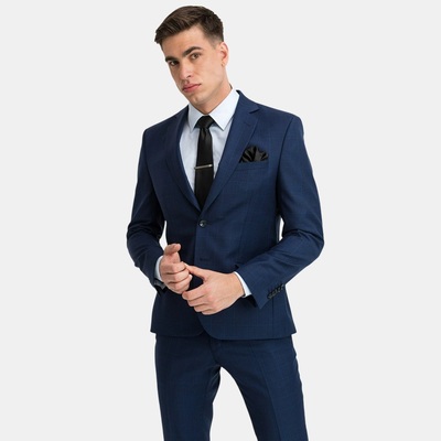 Czerń czy granat? Najlepsze kolory garniturów na studniówkę