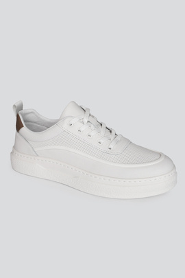 białe sneakersy