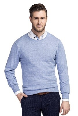 Błękitny sweter męski