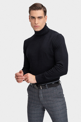czarny sweter
