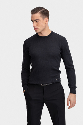 czarny sweter