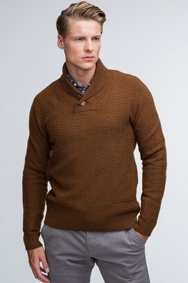 Brązowy sweter męski