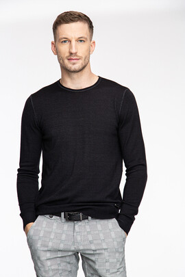 Czarny sweter z jasnymi szwami SWCR000445