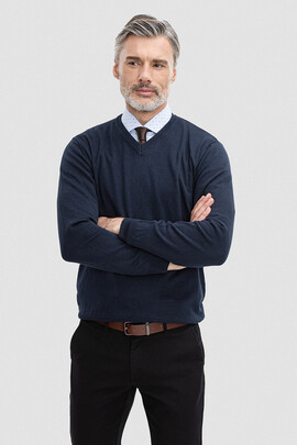 Granatowy sweter w serek SWGR000134